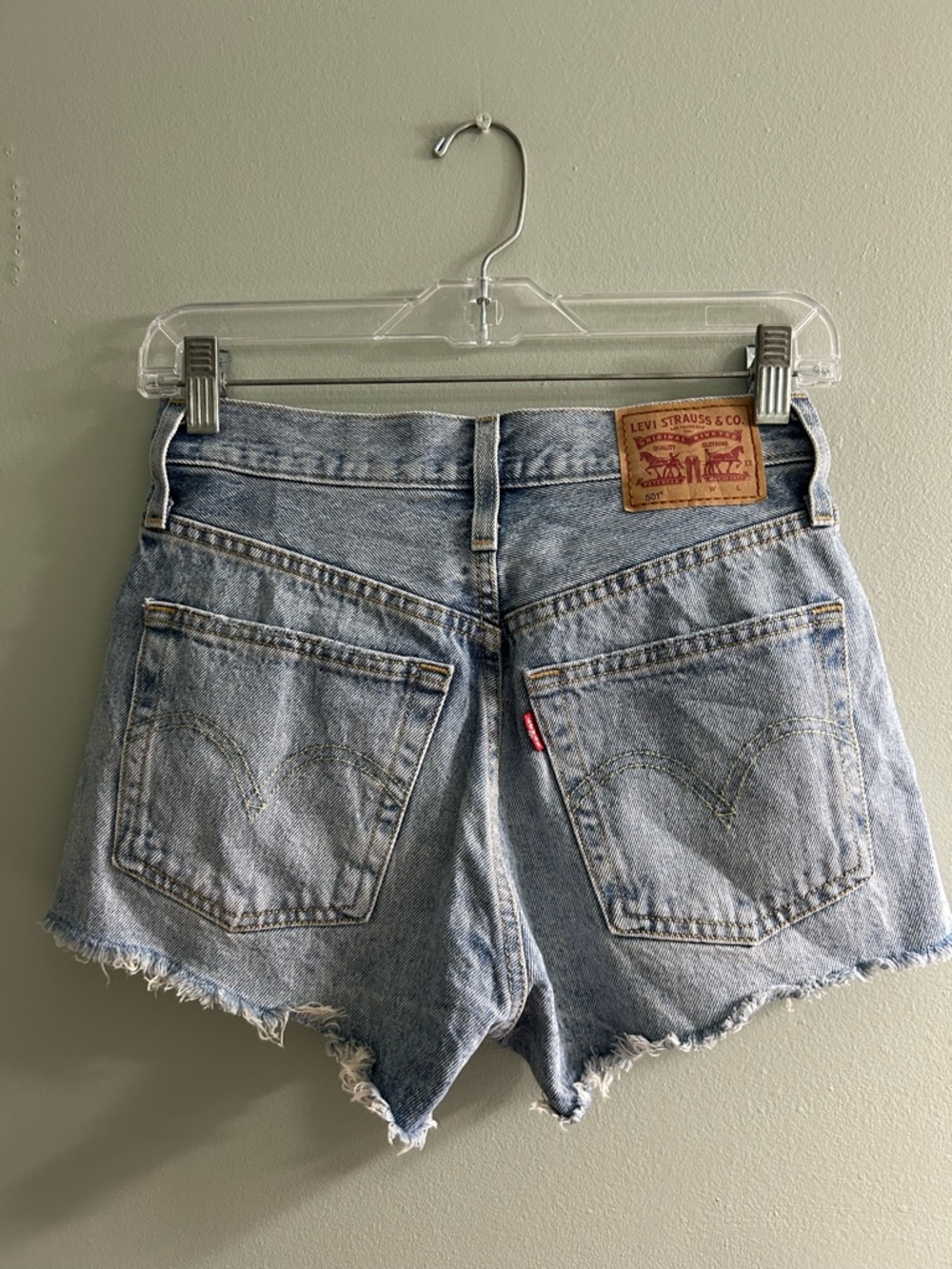 Levi’s women’s light wash daisy duke mini shorts denim 501 high rise